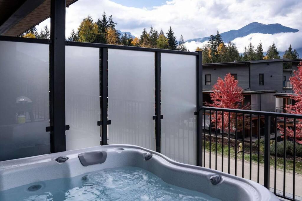 Bluebird Daze By Revelstoke Vacations Apartment Екстериор снимка