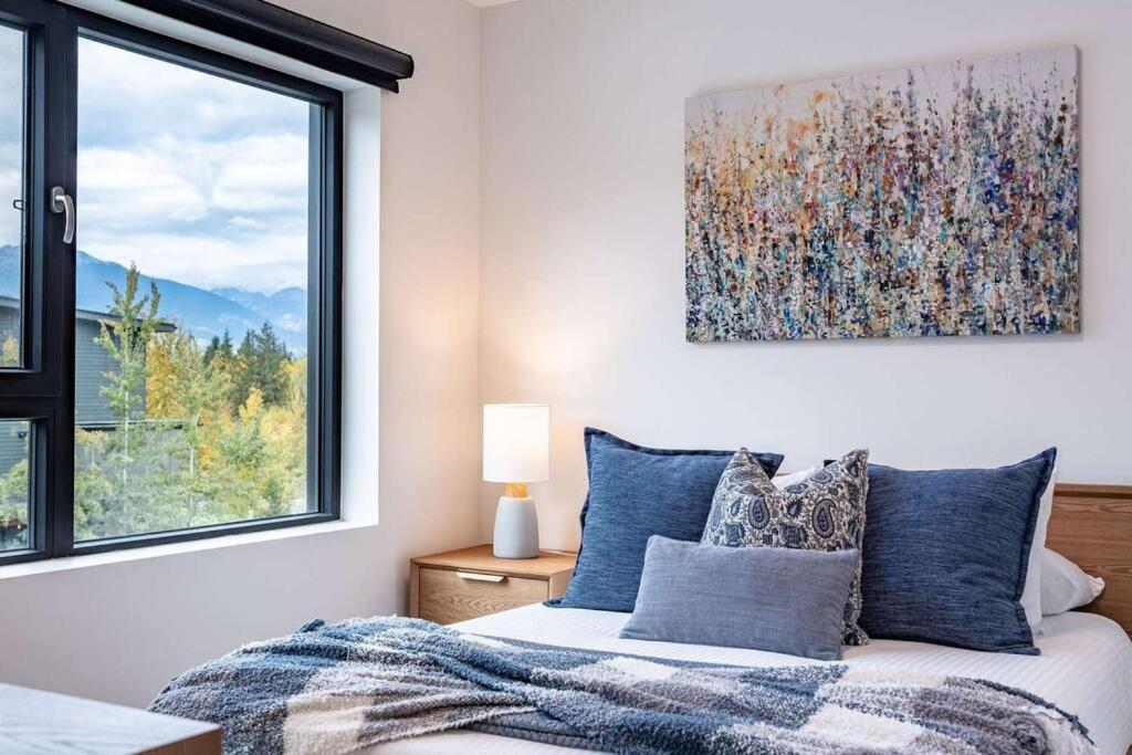 Bluebird Daze By Revelstoke Vacations Apartment Екстериор снимка