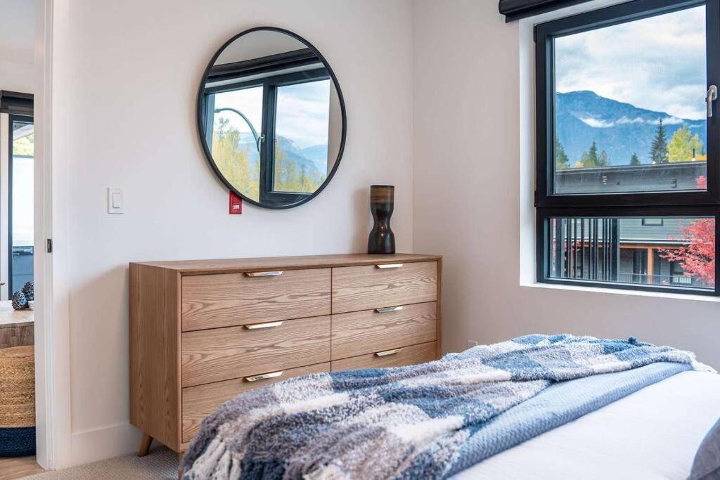 Bluebird Daze By Revelstoke Vacations Apartment Екстериор снимка