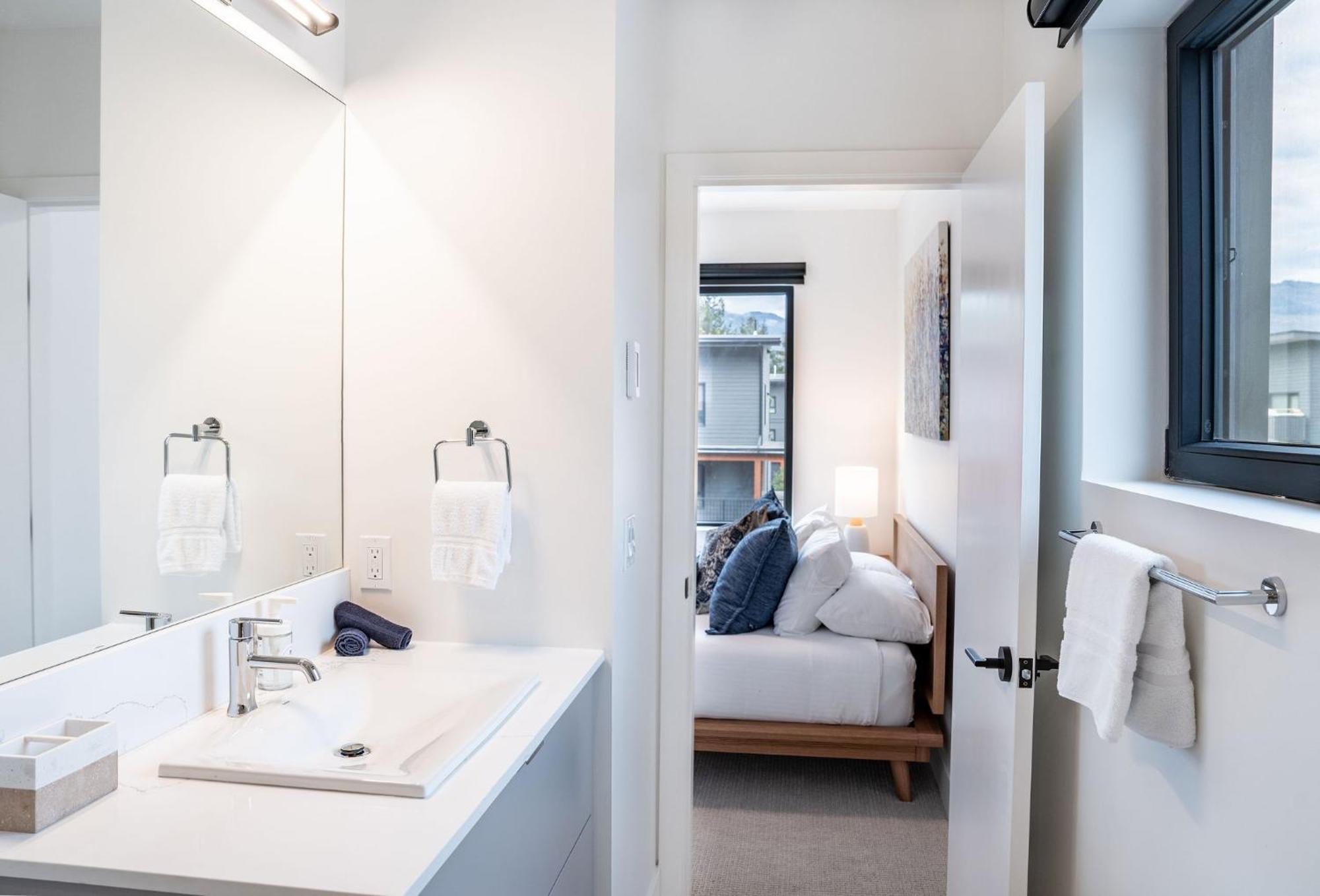 Bluebird Daze By Revelstoke Vacations Apartment Екстериор снимка